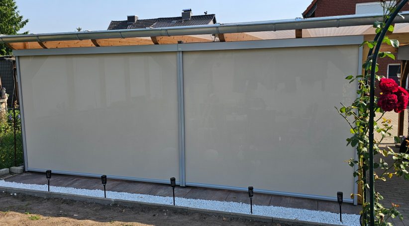 Zip-Screens Senkrechtbeschattung Zip-Screens in grau mit beigen Stoff