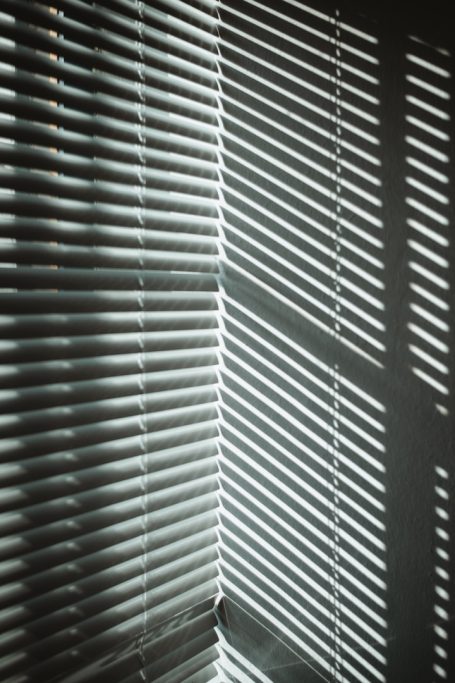Jalousie Jalousie mit Sonnenstrahlen
